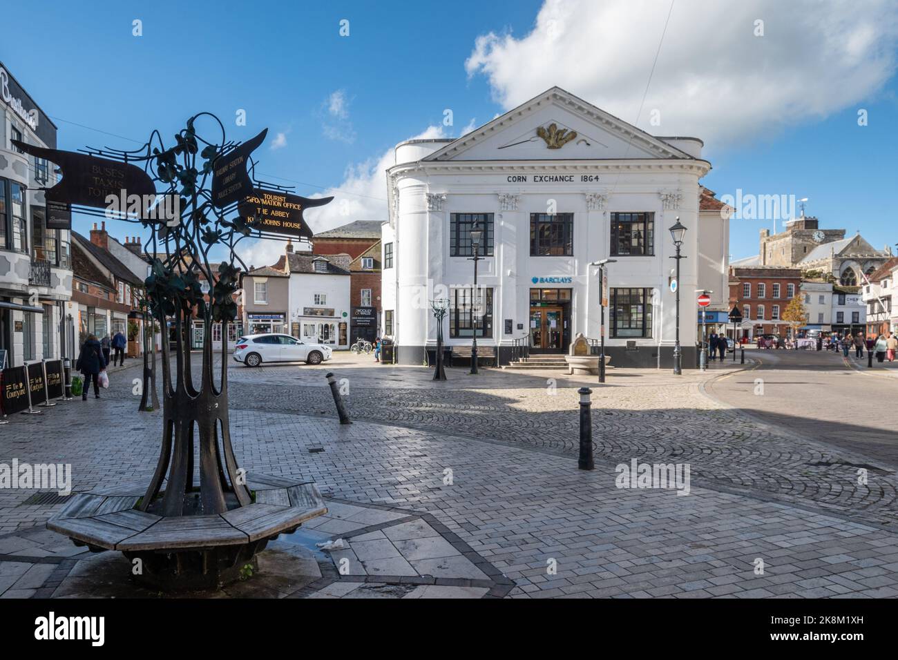 Il vecchio Corn Exchange nel centro di Romsey, Hampshire, Inghilterra, Regno Unito, un edificio storico classificato di grado II* Foto Stock