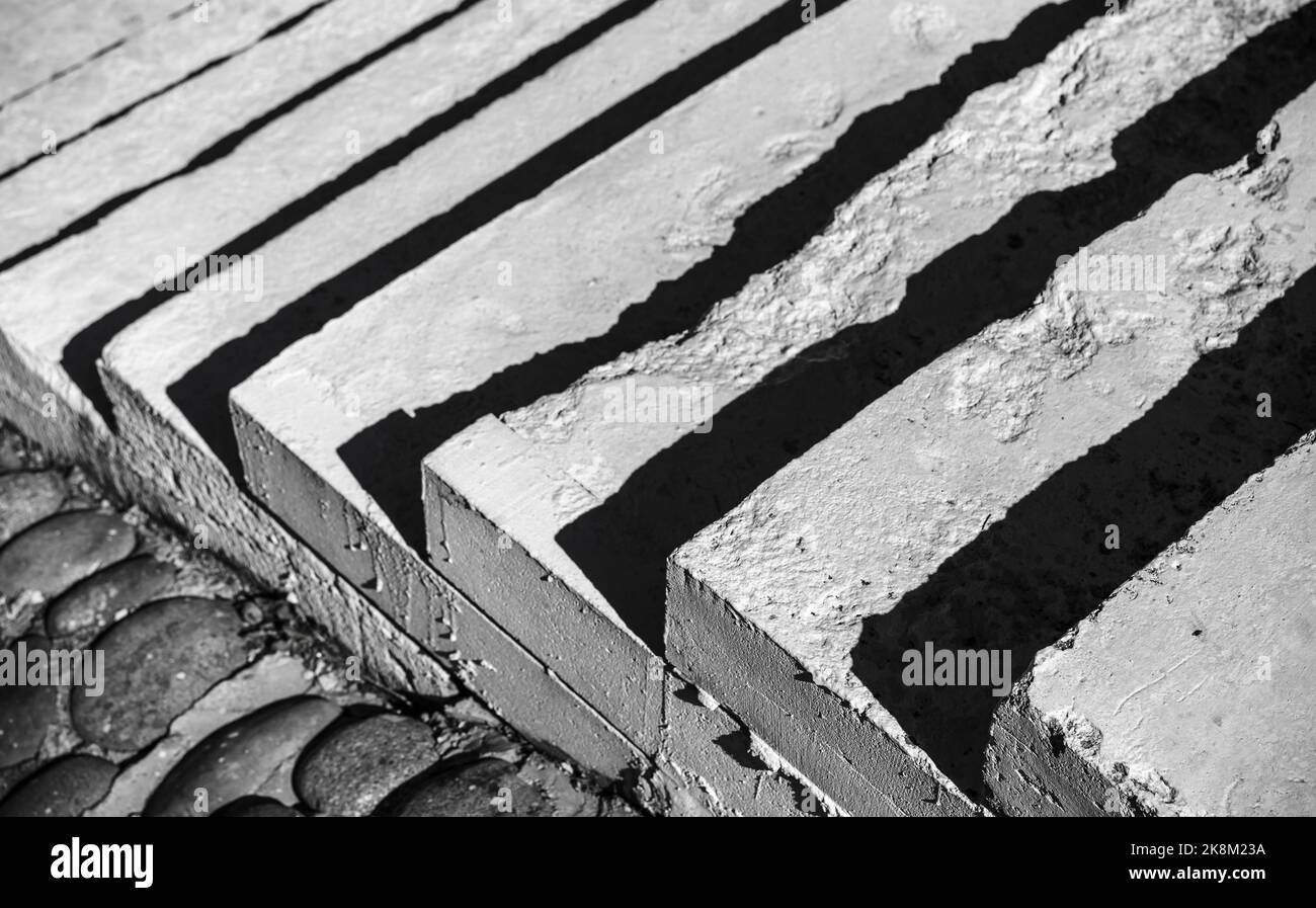 Scale bianche in cemento con ombre scure, architettura astratta, foto di sfondo Foto Stock