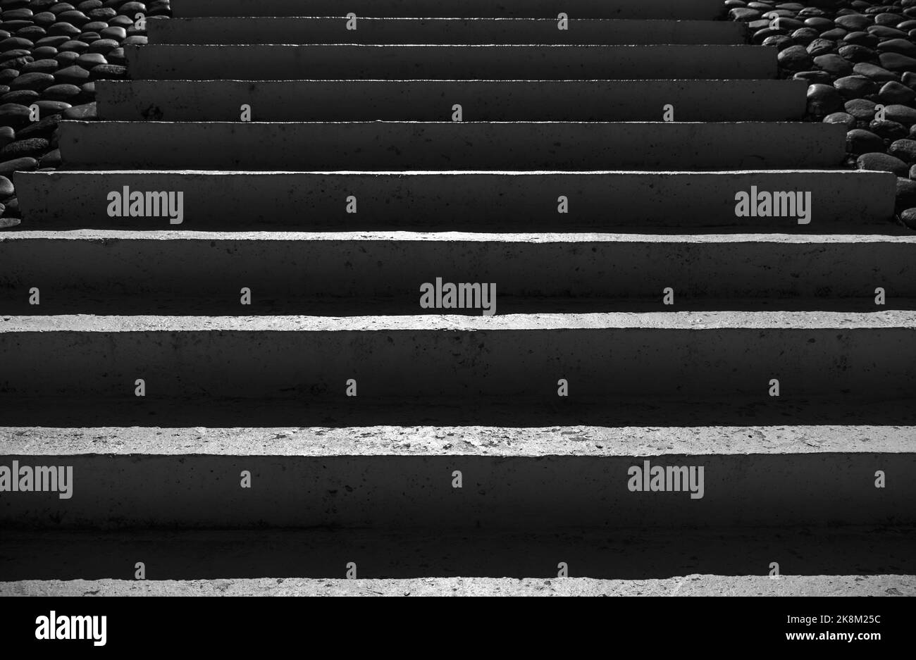 Scale in cemento scuro con ombre profonde, vista frontale, foto astratta di sfondo architettonico Foto Stock