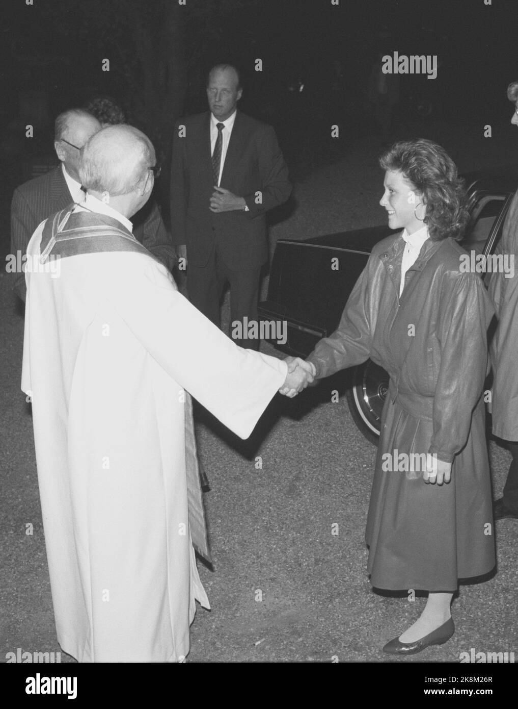 Asker 19880927. Re Olav, il principe ereditario Harald e la principessa Märtha arrivano alla chiesa Asker per assistere al principe Haakon Magnus in connessione con la conferma. Qui, la principessa Märtha saluta il parroco Aage Londe. Dietro il principe ereditario Harald. Foto: Eystein Hanssen NTB / NTB Foto Stock
