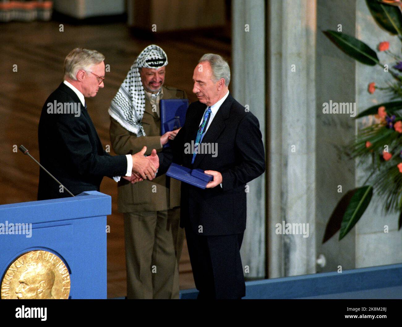 Oslo 19941210 il Premio Nobel per la pace è assegnato da Yasir Arafat (nel mezzo), Shimon Peres, che qui è presentato da Francis Sejersted e Yitzhak Rabin che non è incluso nella foto. Qui dal municipio di Oslo. Foto: Erik Johansen / NTB Foto Stock