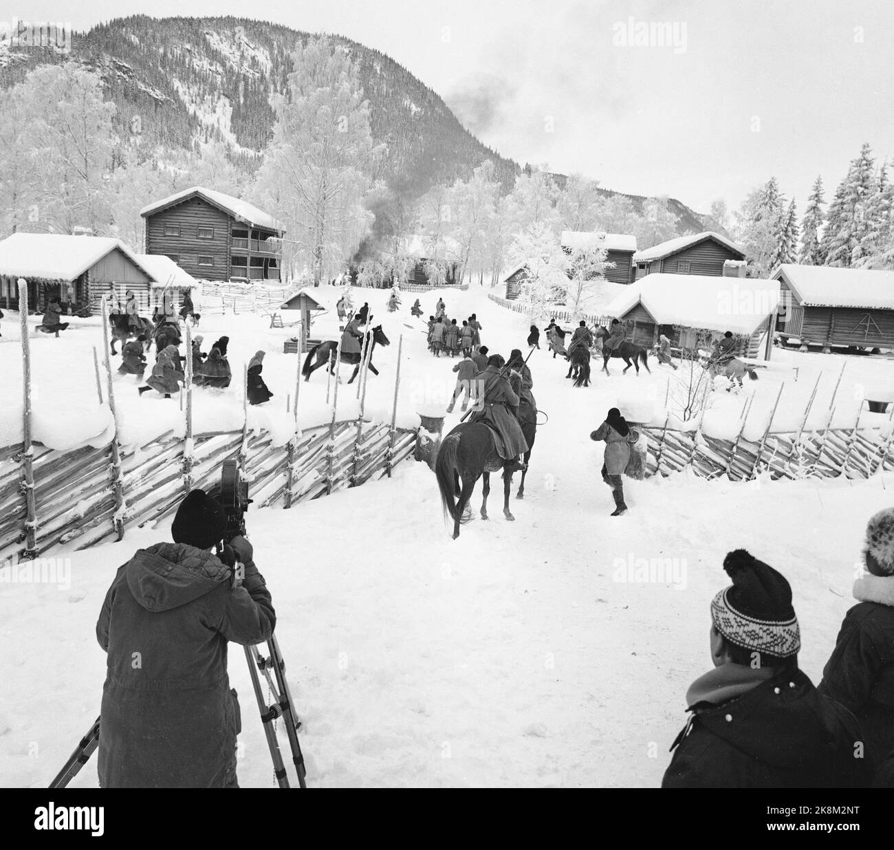 Fagernes 19680120 "rivoluzione contra su Fagernes". La società televisiva tedesca Zweite Deutsche Fernsehen occupa importanti scene a Fagernes per il grande film semi-documentario sulla controrivoluzione in Russia nel 1920-1921. Un villaggio siberiano è costruito sulla terra del Museo Folcloristico di Valdres, e questo villaggio è messo in fiamme e gli abitanti sono cacciati via. Foto; Aage Storløkken / corrente / NTB Foto Stock