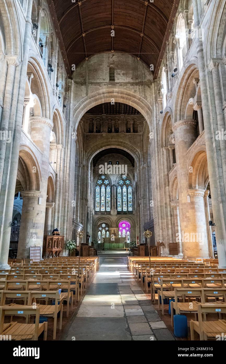 Interno di Romsey Abbey, una chiesa normanna nella città di Romsey, Hampshire, Inghilterra, Regno Unito. Vista dell'altare maggiore, vetrata e navata centrale Foto Stock