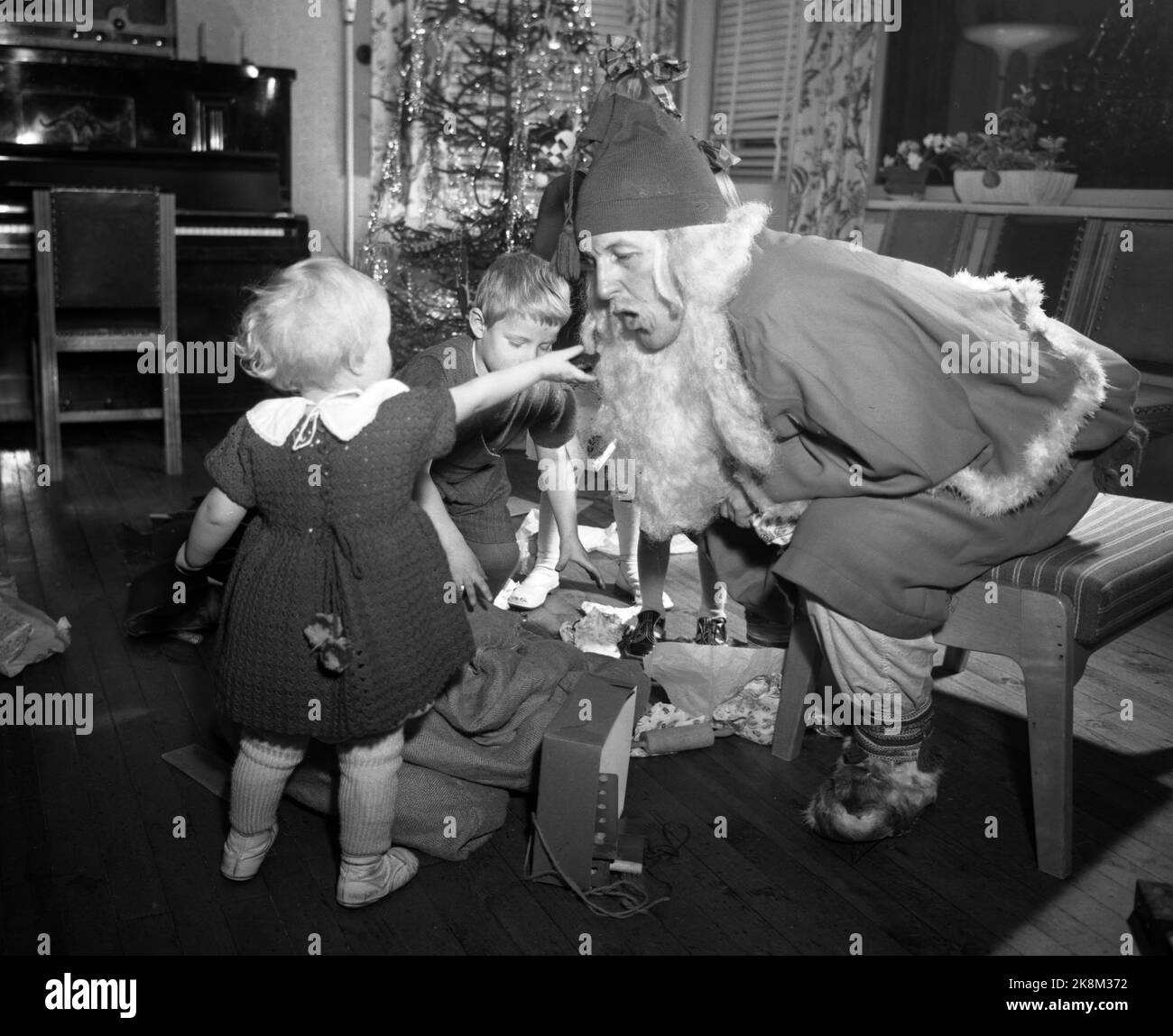 Oslo 195312. Infine, la vigilia di Natale è giunta. Sono i doni che sono Natale per i bambini. Qui vediamo bambini in attesa di ricevere i doni che la Babbo Natale ha in borsa. Foto: Sverre A. Børretzen / corrente / NTB Foto Stock