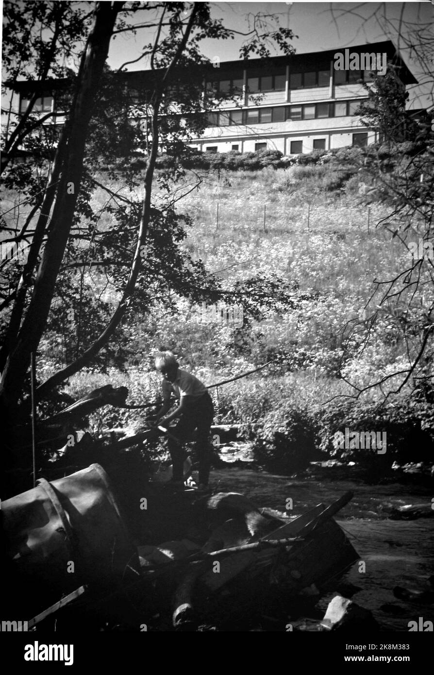 OSLO Juli 1971 Loelva, også kalt Alnaelva, i sin tid Oslos grenseelv mot øst, har sitt utspring i de krareste drikevannskilder i Lillomarka og ender som en gift-dusj i Oslo-fjorden ved Loenga etter å ha rislet gjennom de store bebolingelsenig i dungelig- og. Liten gutt utforsker søppelet langs elva. Foto: Aage Storløkken / Ivar Aaserud / Aktuell / NTB Foto Stock