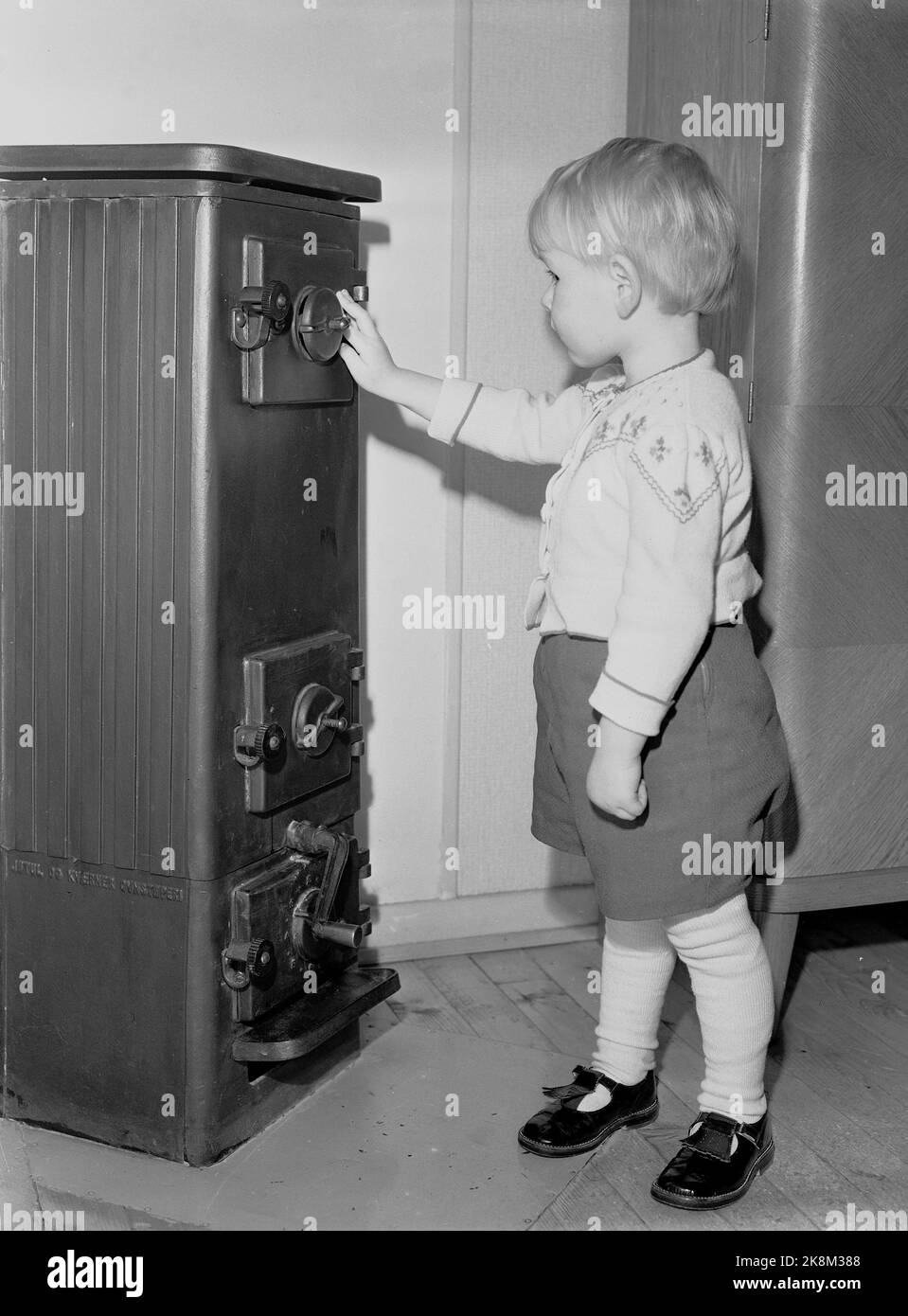 Oslo 19530122. Il ragazzino prende il forno. Foto: Archivio NTB / NTB Foto Stock