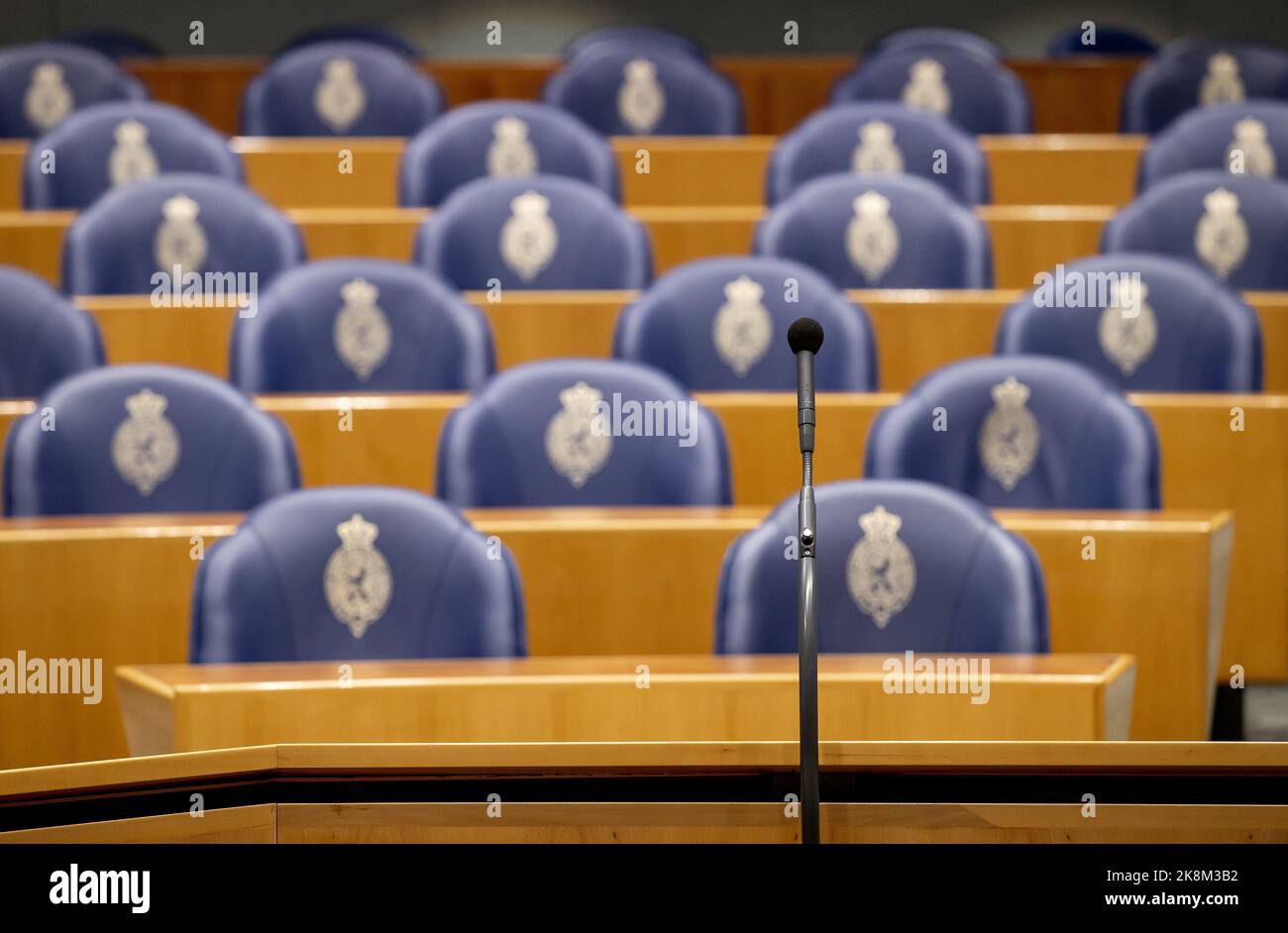 2022-10-24 10:40:36:19 ILLUSTRATIVA - un microfono di interruzione per i seggi dei parlamentari nella sala plenaria della Camera temporanea dei rappresentanti. ANP KOEN VAN WEEL netherlands out - belgium out Foto Stock