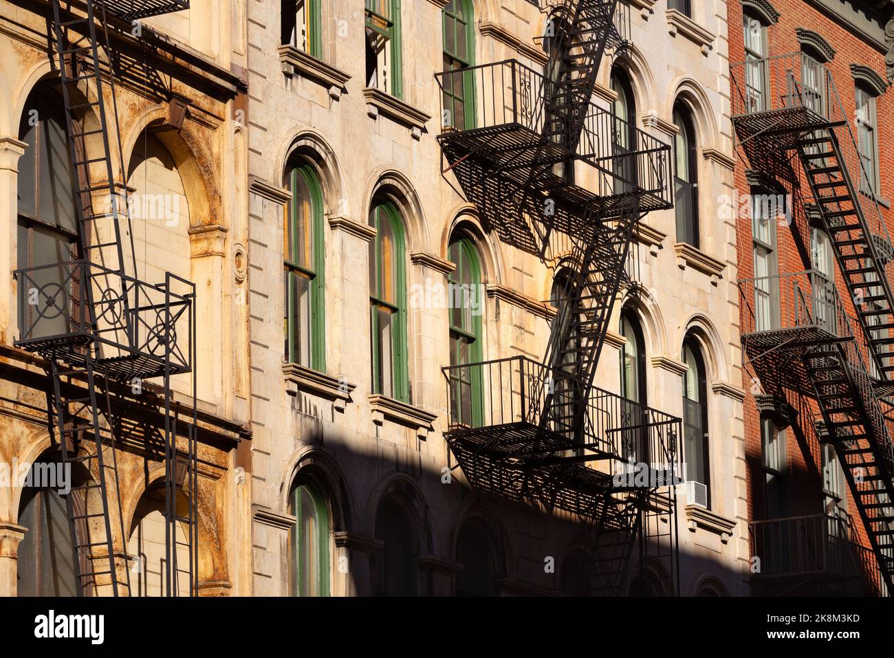 Soho edifici con facciate in pietra e mattoni e fughe di fuoco. Manhattan, New York City Foto Stock