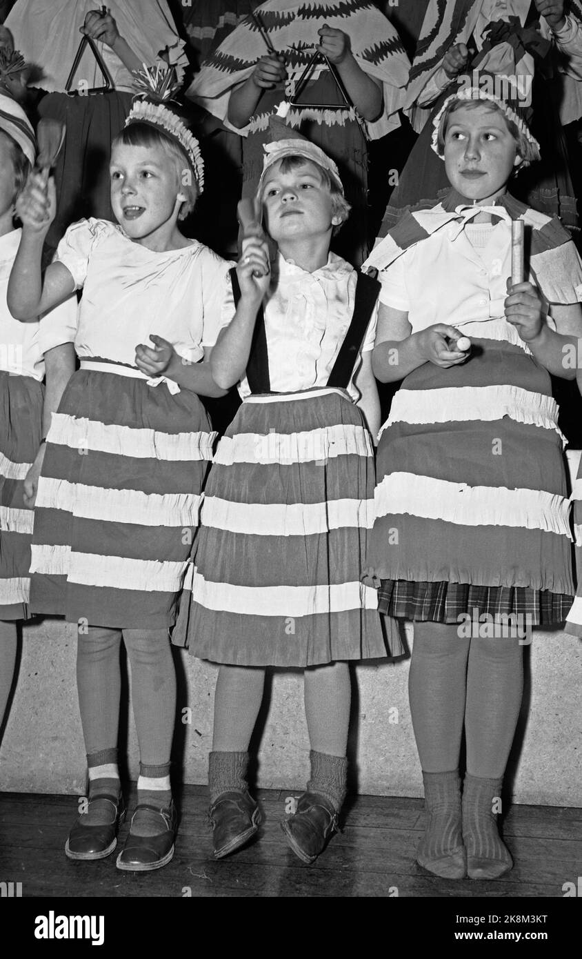 Oslo 31 maggio 1952 'Musica senza lacrime' Una statistica del 1938 sulla popolarità dei soggetti scolastici dice che la canzone è tra i soggetti più bassi. Il fatto che non deve essere così dimostra una visita alla scuola Majorstua di Oslo, dove la signora Kirsten Aamodt con le sue classi dimostra che la canzone e la musica non sono due lati -del -arte concetti, ma formano un'unità, e quell'addestramento di musica può essere divertimento grande e molto ricompensante. Qui, mette, Grete ed Erna nella Classe 4 C sono chiaramente afferrati dall'umore della culla di Mozart. Foto: Sverre A. Børretzen / corrente / NTB Foto Stock