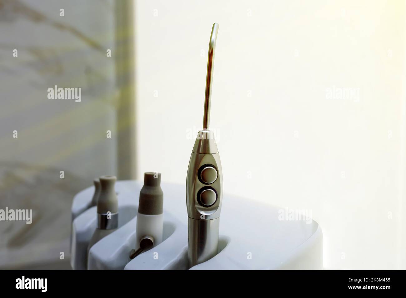 oggetti per ufficio medico dentale, strumenti per dentisti - concetto di sanità e odontoiatria - fuoco selettivo Foto Stock