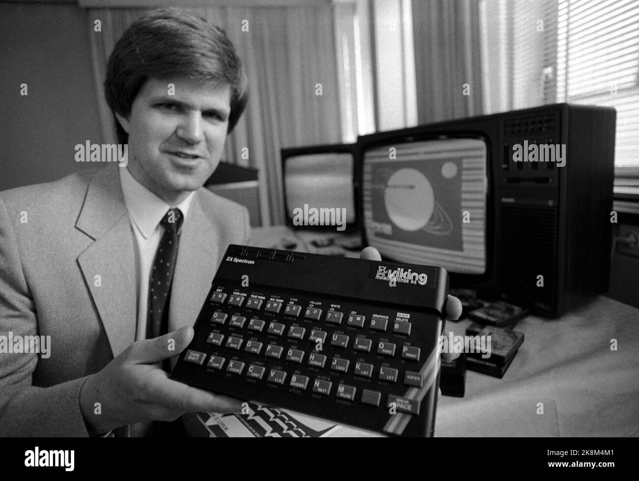 Oslo 19830302 Home computer / PC sono disponibili in versioni sempre più piccole e più avanzate. Qui, Product Manager Jørgen H.V. Gerdrum in Viking Microsystems A/S Fram uno dei più recenti sul mercato, uno spettro Sinclair ZX. Foto: Erik Thorberg / NTB / NTB Foto Stock