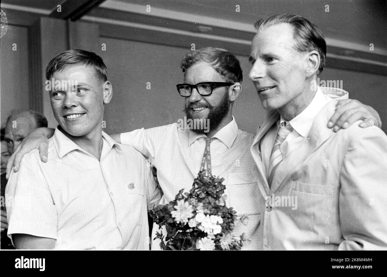 Oslo 19640816: Spedizione Tirich Mir di ritorno a casa. Arrivo all'Aeroporto di Fornebu. Il professor Arne Næs, l'ingegnere civile Ralph Høibakk, l'ingegnere civile Anders Opdahl, il dottor Kjell Friis Baastad e l'ingegnere per Vigerust hanno partecipato alla spedizione. Professor Næs T.H. sull'immagine. (Nomi mancanti degli altri due) neg 21891 NTB foto: Erik Thorberg Foto Stock