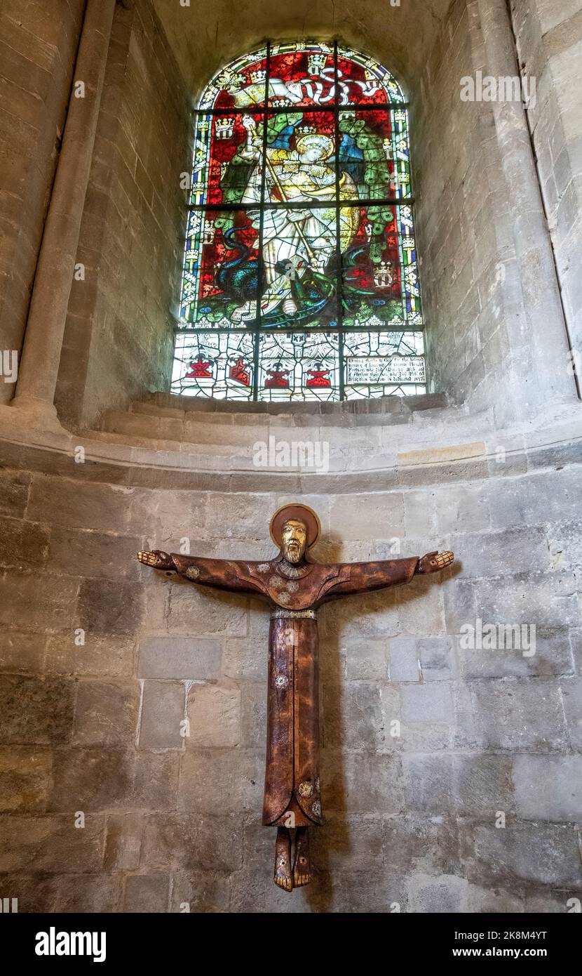Interno di Romsey Abbey, una chiesa normanna nella città di Romsey, Hampshire, Inghilterra, Regno Unito. Cappella di San Giorgio e scultura Christus Rex Foto Stock