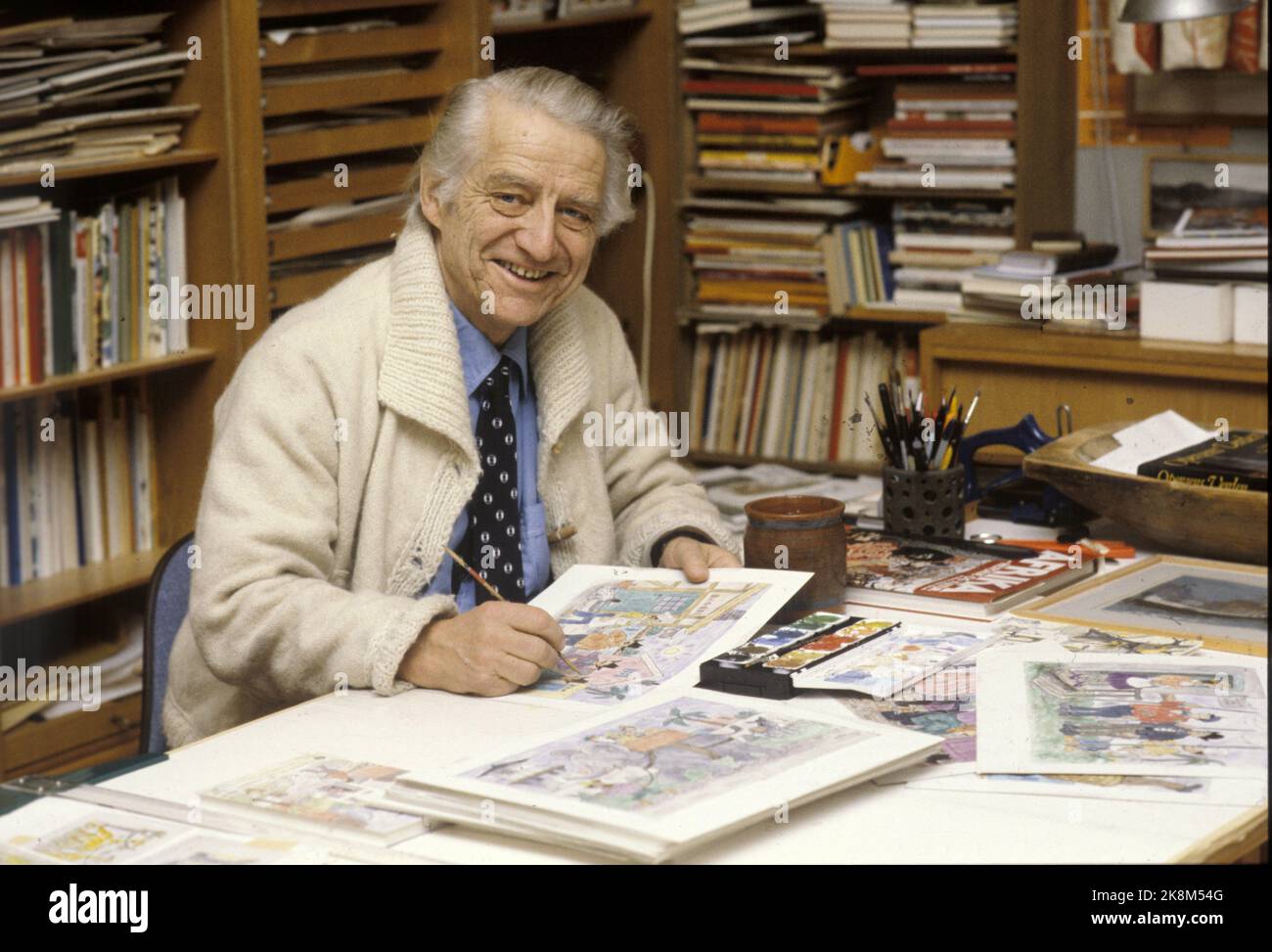 Oslo 19821221 autore, cartoonista e cantante show Thorbjørn Egner è morto 78 anni notte fino alla vigilia di Natale 1990. Qui è adatto nel lavoro sui disegni in costume per il set teatrale di 'persone e Robbers in Cardamom City' Foto: Bjørn Sigurdssøn / NTB / NTB Foto Stock