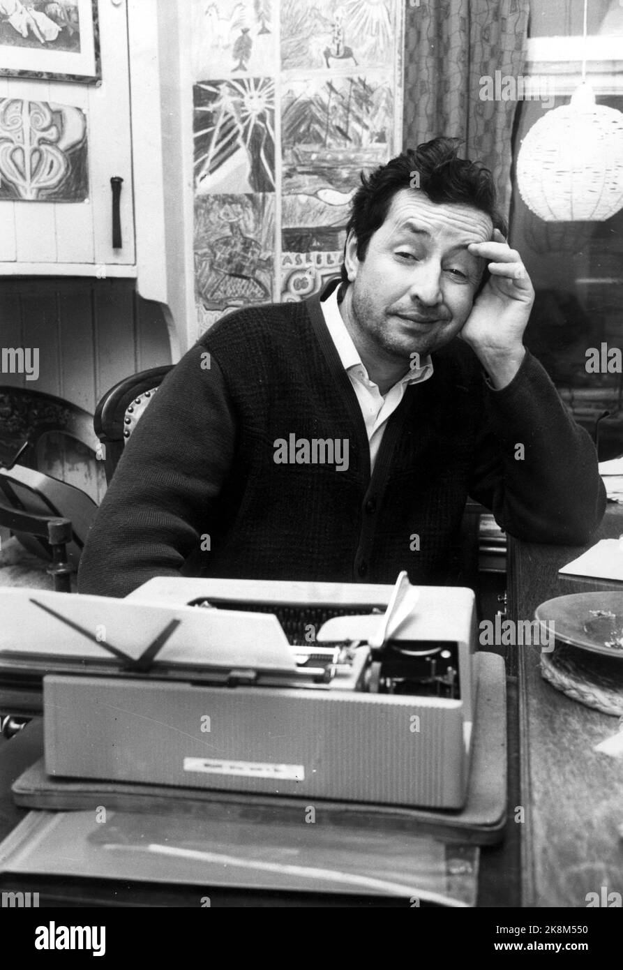 1966; autore Jens Bjørneboe (1920-1976). Le onde erano alte quando '' senza filo '' uscì alla Scala Forlag nel 1966. Nella decisione della Corte, '' senza filo '' è stato definito indiscutibile e Bjørneboe è stato condannato. Bjørneboe dalla macchina da scrivere, più facilmente dichiarato ... Foto; corrente / NTB / Ivar Aaserud Foto Stock