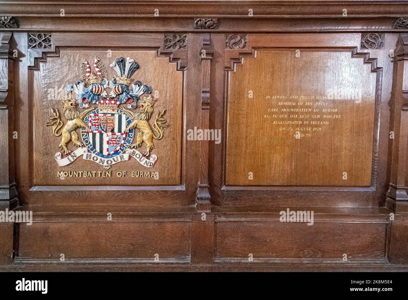 Interno di Romsey Abbey, una chiesa normanna nella città di Romsey, Hampshire, Inghilterra, Regno Unito. The Broadlands Pew usato da Lord Mountbatten Foto Stock