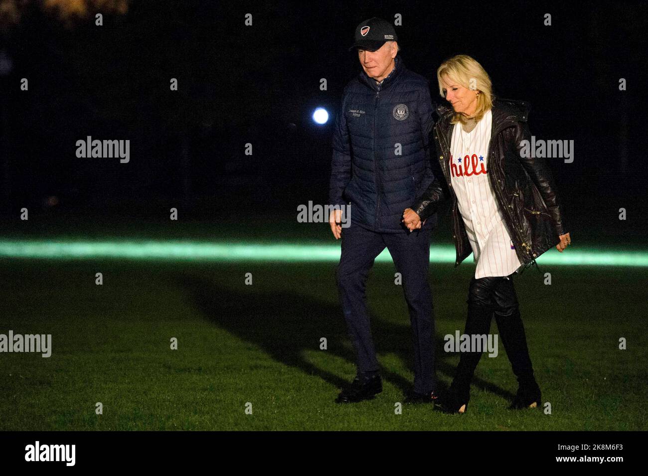 Il presidente degli Stati Uniti Joe Biden e la prima signora Dr. Jill Biden, indossando una maglia dei Philadelphia Phillies, camminano attraverso il South Lawn dopo aver lasciato Marine One alla Casa Bianca di Washington, DC domenica 23 ottobre 2022. Credito: Bonnie Cash/Pool tramite CNP /MediaPunch Foto Stock