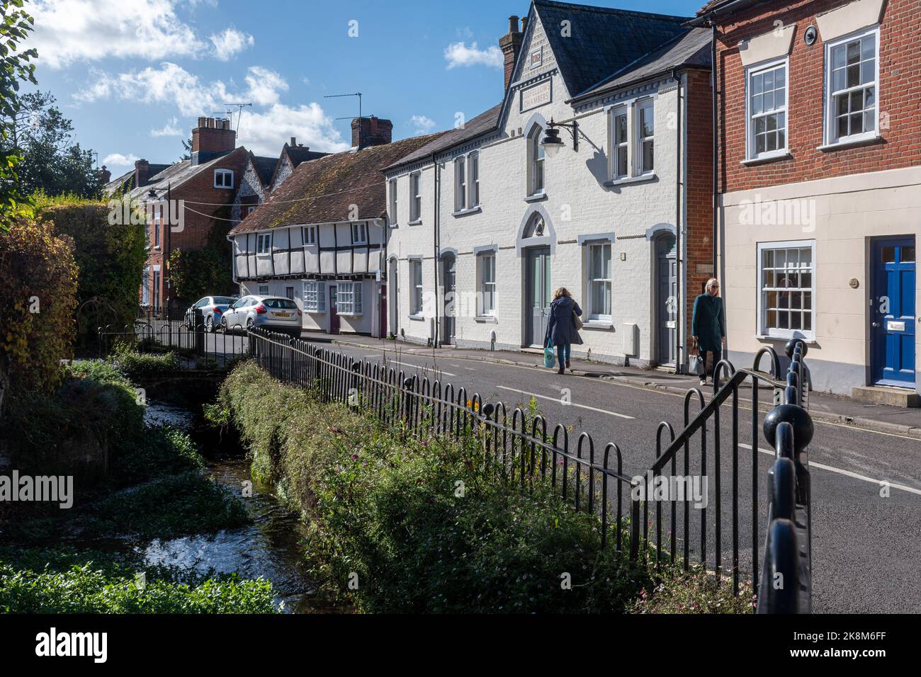 Vista di Middlebridge Street nella città di Romsey, Hampshire, Inghilterra, Regno Unito, una strada attraente con edifici storici e il torrente Holbrook Foto Stock