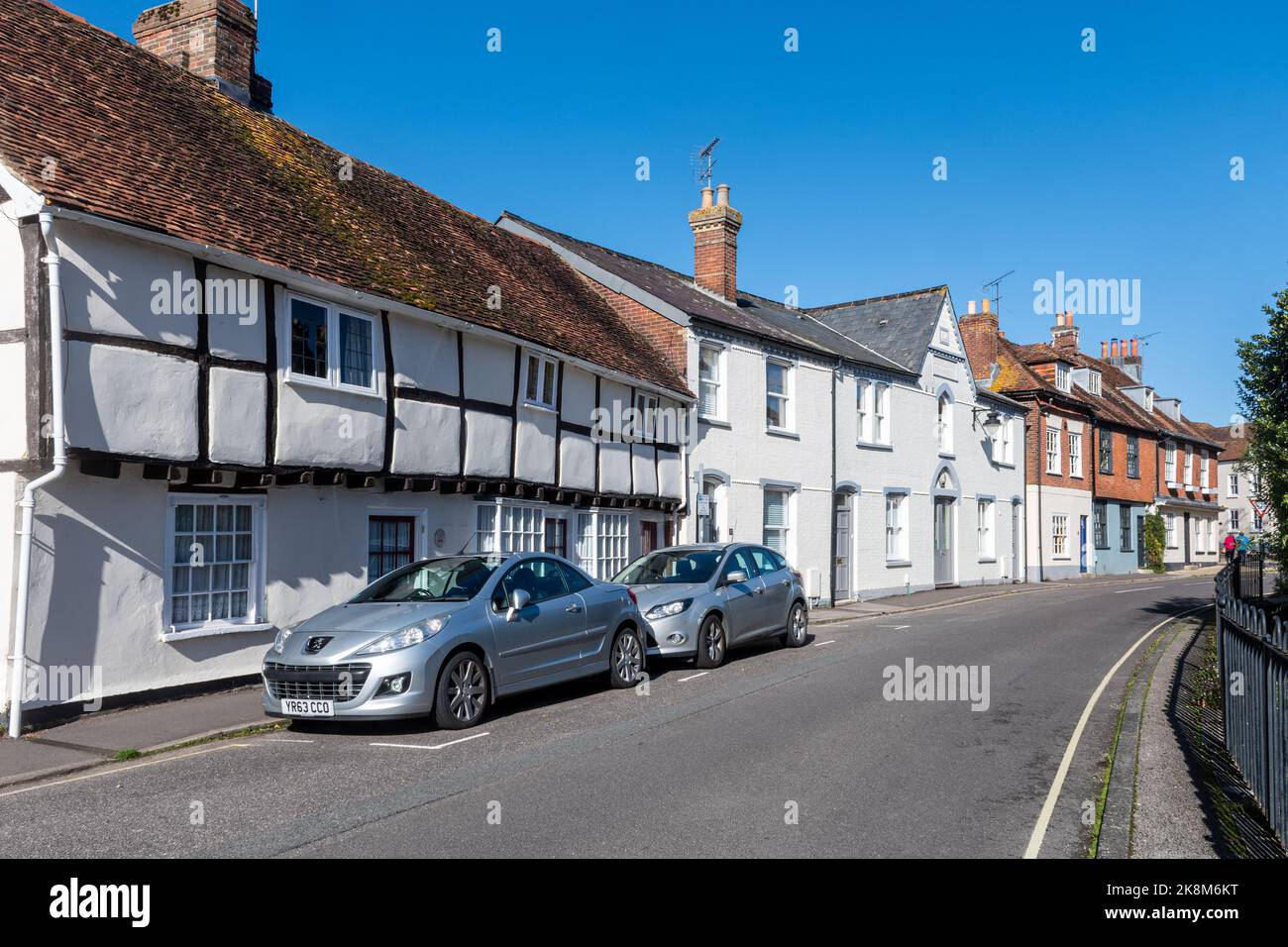 Vista di Middlebridge Street nella città di Romsey, Hampshire, Inghilterra, Regno Unito, una strada attraente con edifici storici tra cui Tudor Cottage Foto Stock