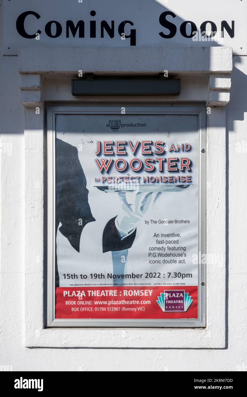 Prossimamente, poster pubblicizzando Jeeves e Wooster in perfetta sciocchezza al Paza Theatre di Romsey, Hampshire, Inghilterra, Regno Unito Foto Stock