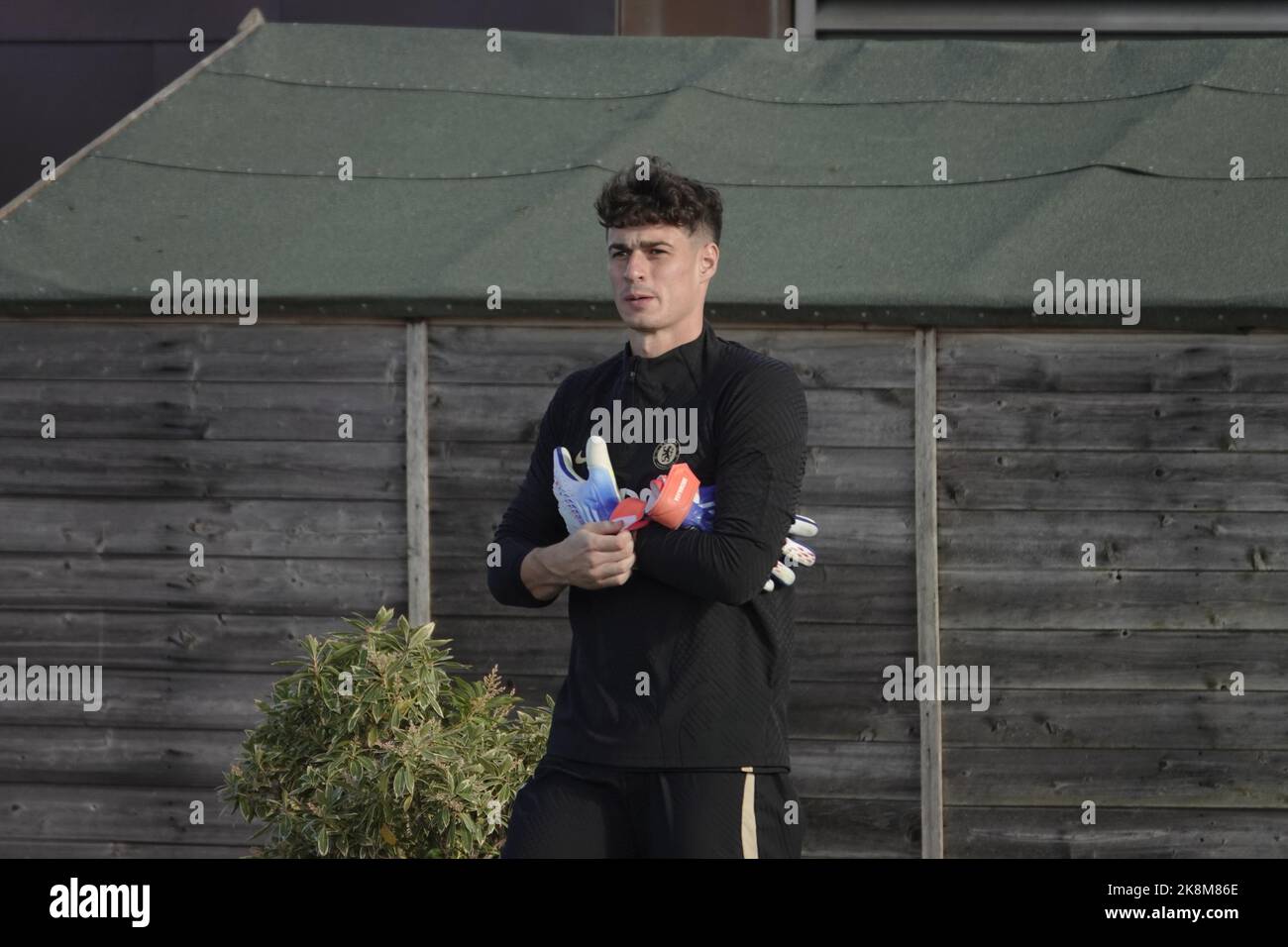 Cobham, Surrey, Regno Unito. 24th Ott 2022. I giocatori del Chelsea Football Club si allenano al campo di allenamento di clubsÕ Cobham, per la loro partita di Champions League contro il FC Salzburg domani in Austria qui : Goalie Kepa Arrizabalaga Credit: Motofoto/Alamy Live News Foto Stock