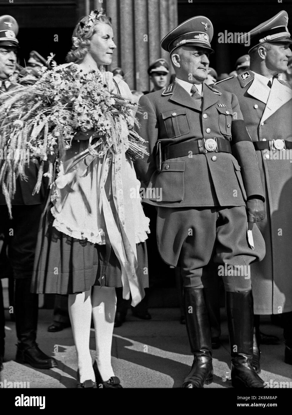 WW2 Oslo 19411004. Ringraziamento autunnale alla Piazza dell'Università di Oslo 1941. Nome sconosciuto alle persone nella foto. ***** Erntvanningfest 1941. Festa autunnale del Ringraziamento 1941. Foto: Kihle e Johnsen / NTB Foto Stock