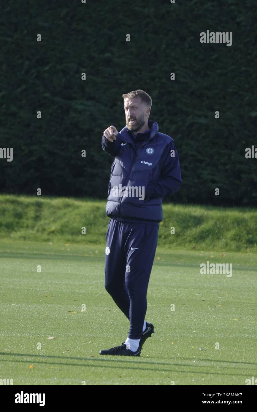 Cobham, Surrey, Regno Unito. 24th Ott 2022. I giocatori del Chelsea Football Club si allenano al campo di allenamento di clubsÕ Cobham, per la loro partita di Champions League contro il FC Salzburg domani in Austria qui : Manager Graham Potter Credit: Motofoto/Alamy Live News Foto Stock