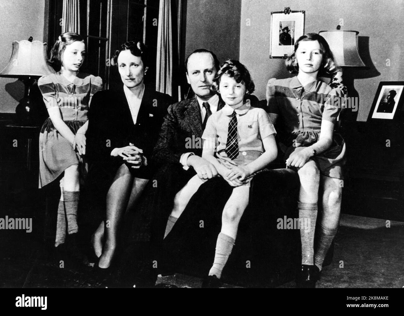 Washington, Stati Uniti 1942. La famiglia del principe ereditario in esilio durante la seconda guerra mondiale La Principessa della Corona Märtha e il Principe della Corona Olav con i figli la Principessa Ragnhild (F.), il Principe Harald e la Principessa Astrid nella casa di Pook's Hill in un sobborgo di Washington. Foto NTB / NTB Foto Stock