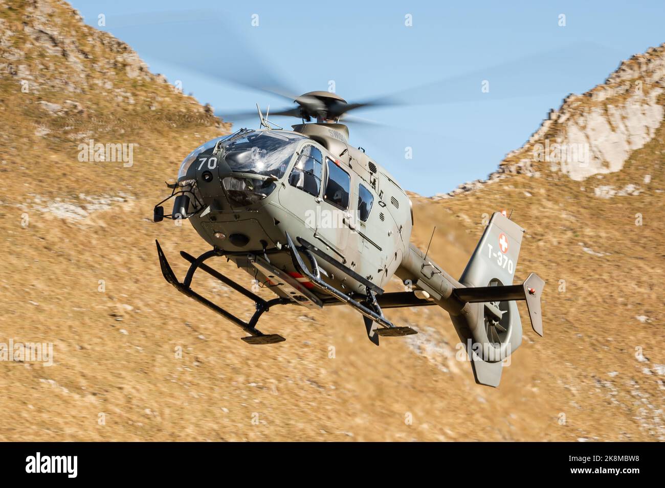 Un elicottero militare Eurocopter EC635 (Airbus Helicopters H135M) delle forze aeree svizzere sulle Alpi svizzere. Foto Stock