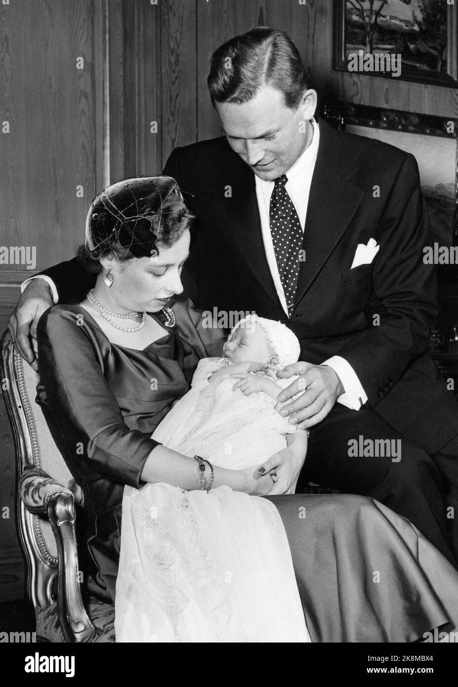 Asker 19540210. Prinsesse Ragnhild og Erling Lorentzen bærer sitt ...