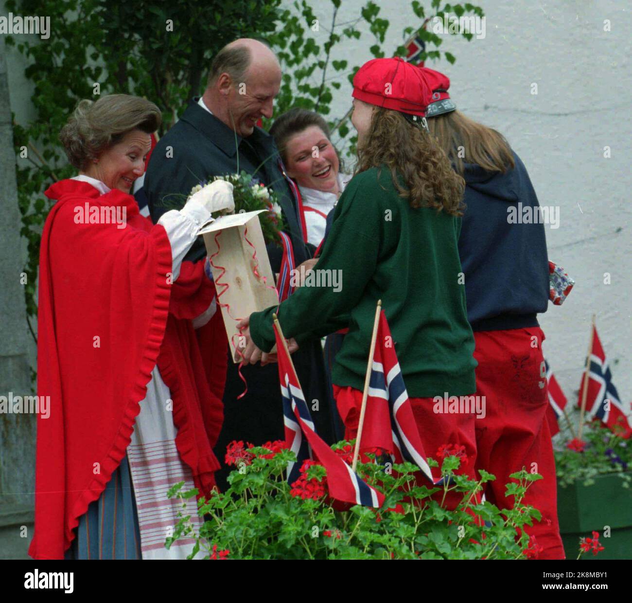 Asker 19940517: Re Harald, Regina Sonja e Principessa Märtha Louise ricevono regali da Rødrussen ad Asker il martedì mattina. Il russo era nel 17 maggio treno, che ha superato Skaugum nel modo tradizionale Martedì mattina. - - - - La regina Sonja, il re Harald e la principessa Märtha Louise ricevere un regalo dai Sesti formatori passando la residenza reale Skaugum come parte della celebrazione del giorno dell'indipendenza norvegese. Foto: Morten Holm Foto Stock