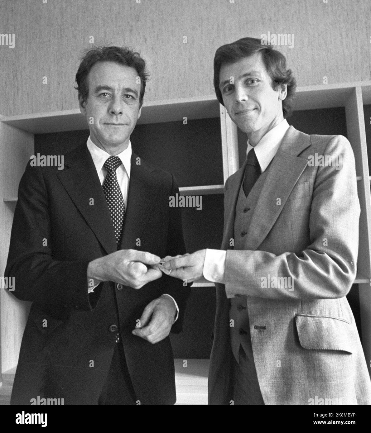 Oslo 19791008. Il rappresentante di Storting Reiulf Steen (AP) (t.v.) ha assunto la carica di ministro del Commercio dopo Hallvard Bakke (AP). Foto: Paul Owesen NTB Foto Stock