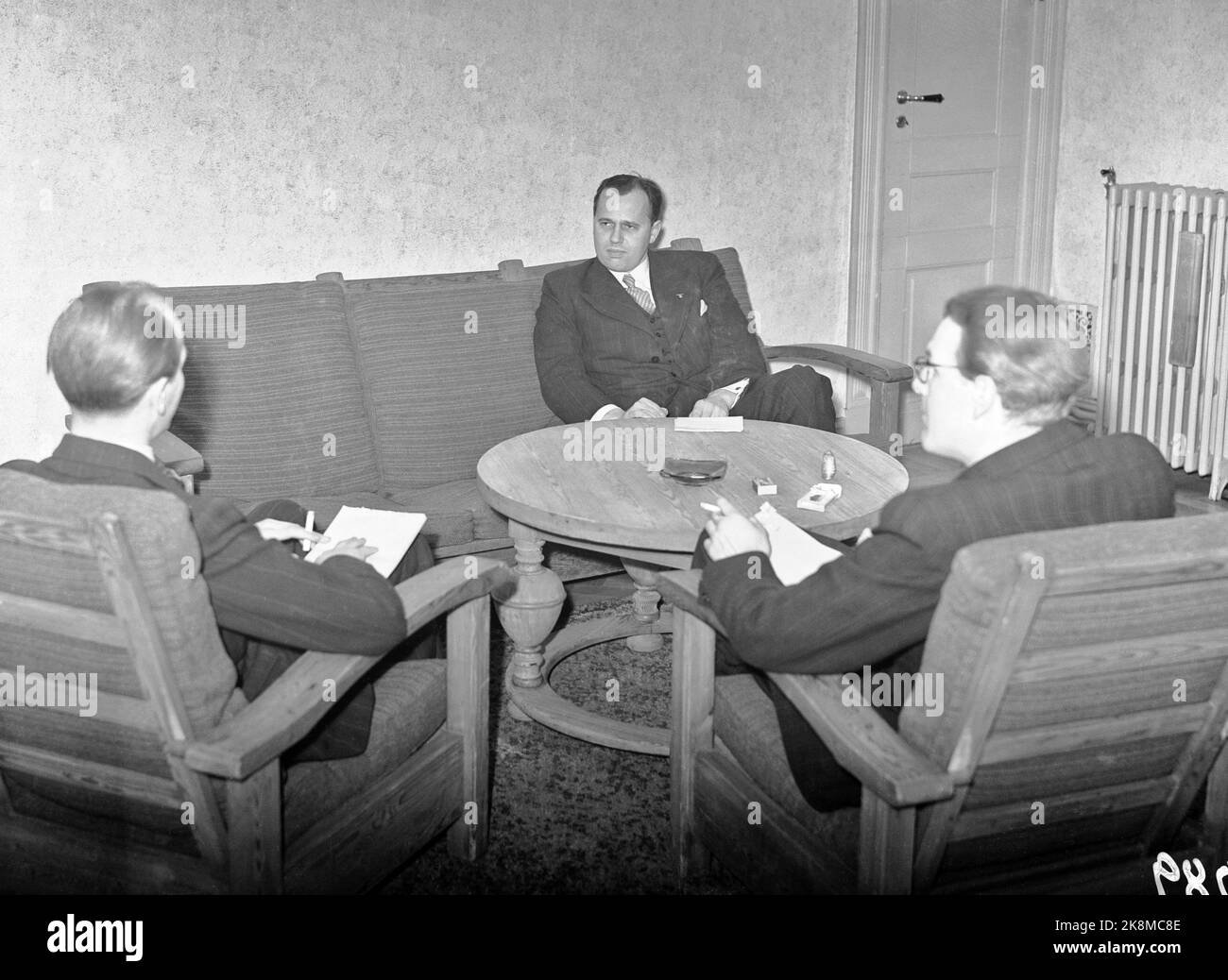 Oslo, circa 1942. Il Ministro Rolf Jørgen Fuglesang è intervistato durante la guerra. Fuglesang è stato Ministro della Cultura nel governo NS di Quisling dal 1942 al 1945. (Da lastra di vetro) Foto: NTB Foto Stock