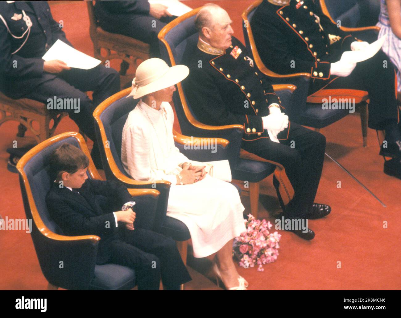 Oslo 19800607. La celebrazione di Storting del 75th° anniversario della risoluzione dell'Unione. Tre generazioni della famiglia reale erano presenti durante la celebrazione. Il principe Haakon Magnus (6) era sulla sua prima riprensione e per la prima volta nella storia. Qui (t.v.) con sua madre Principessa Corona Sonja in abito bianco e cappello e re Olav. Il principe Haakon Magnus guarda l'orologio. Foto: Erik Thorberg NTB / NTB Foto Stock