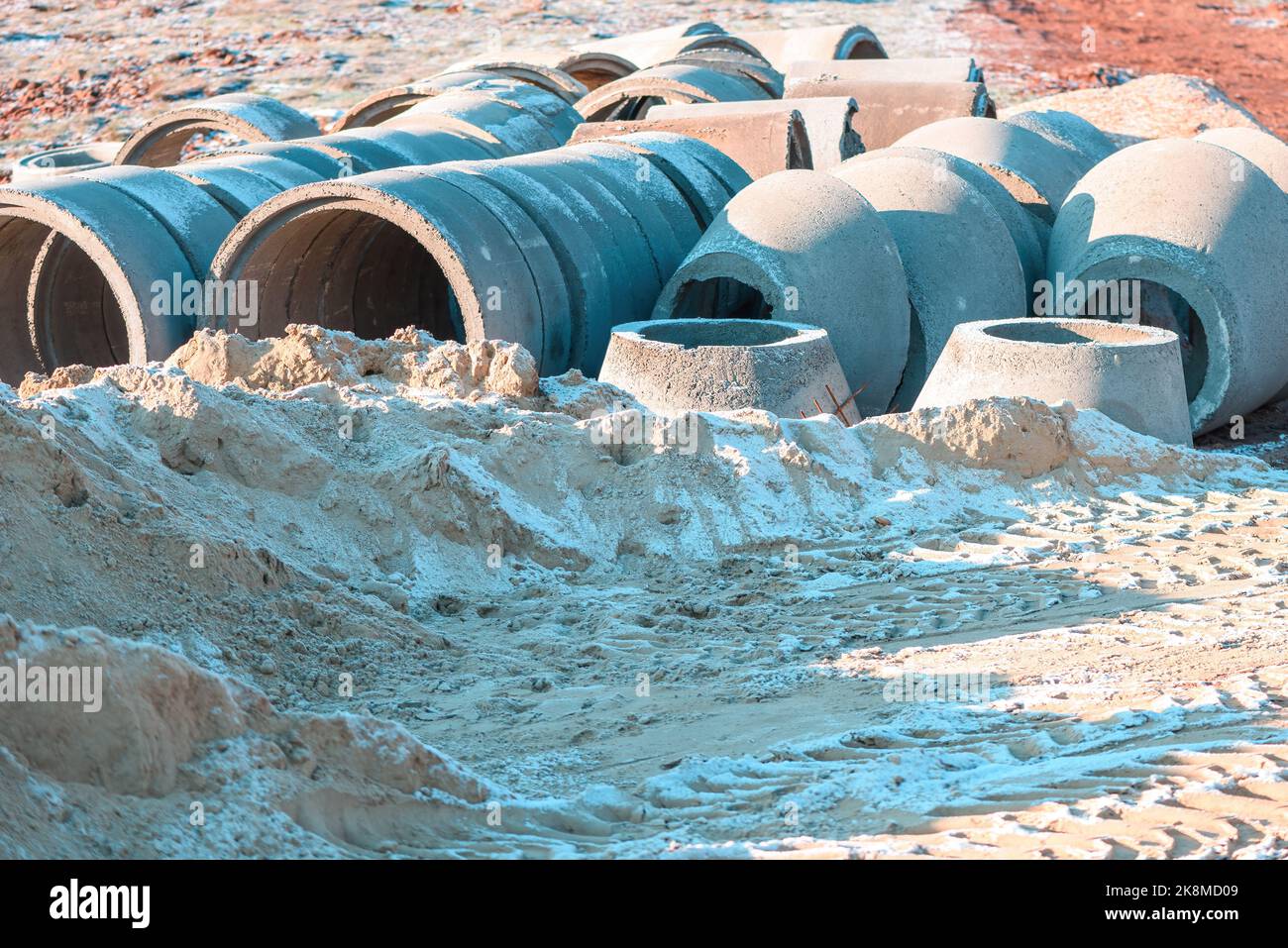 Tubi fognari in calcestruzzo per cantieri edili, architettura e concetto industriale Foto Stock