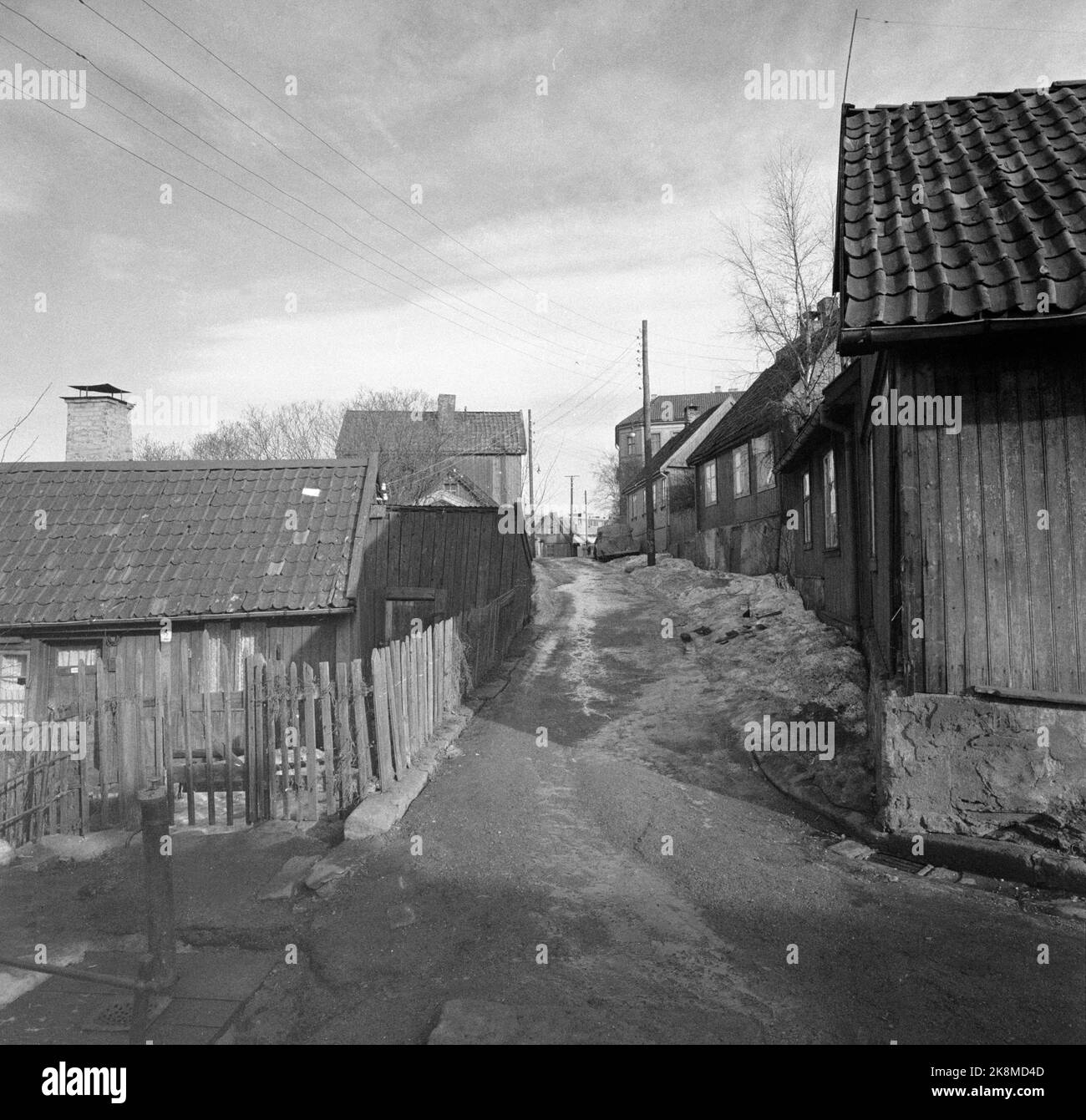 Oslo 19590301 Partito da Enerhaugen. Strada ripida con piccole case caratterizzate da decadimento. Waterpost a v. nella foto Foto: Picture Center / NTB Foto Stock