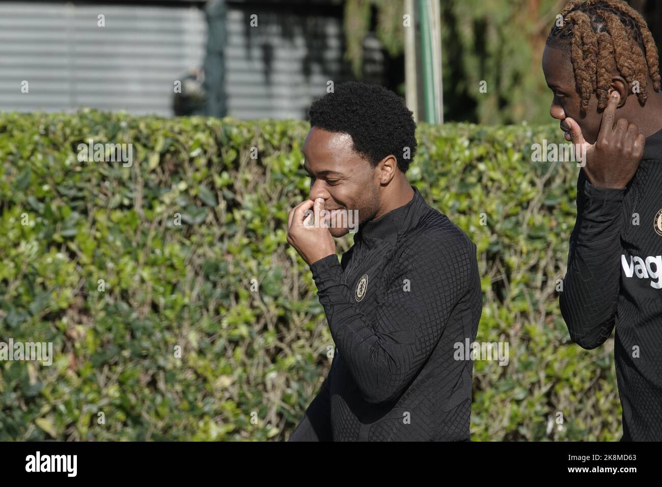 Cobham, Surrey, Regno Unito. 24th Ott 2022. I giocatori del Chelsea Football Club si allenano al campo di allenamento di clubsÕ Cobham, per la loro partita di Champions League contro il FC Salzburg domani in Austria qui : Raheem Sterling e Trevor Chalobah Credit: Motofoto/Alamy Live News Foto Stock