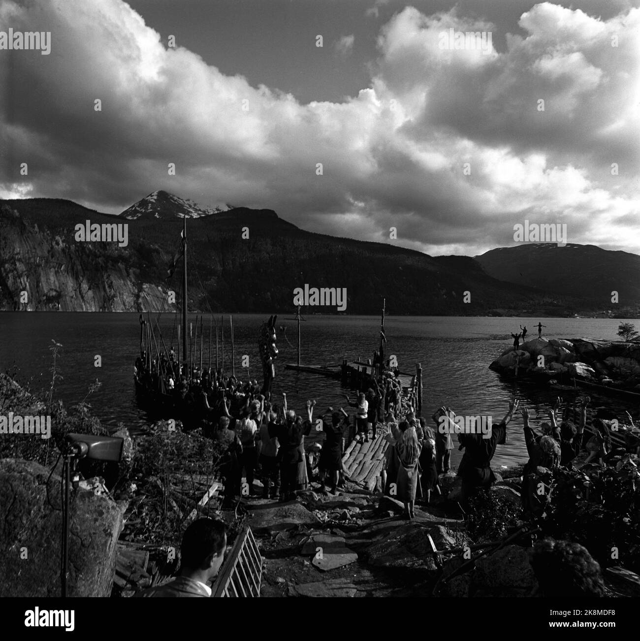 Oslo, 195705 la registrazione del film i Vichinghi (Vichinghi) sotto gli auspici di Richard Fleischer. Ecco una "nave vichinga". Foto: Jan Stage / NTB Foto Stock