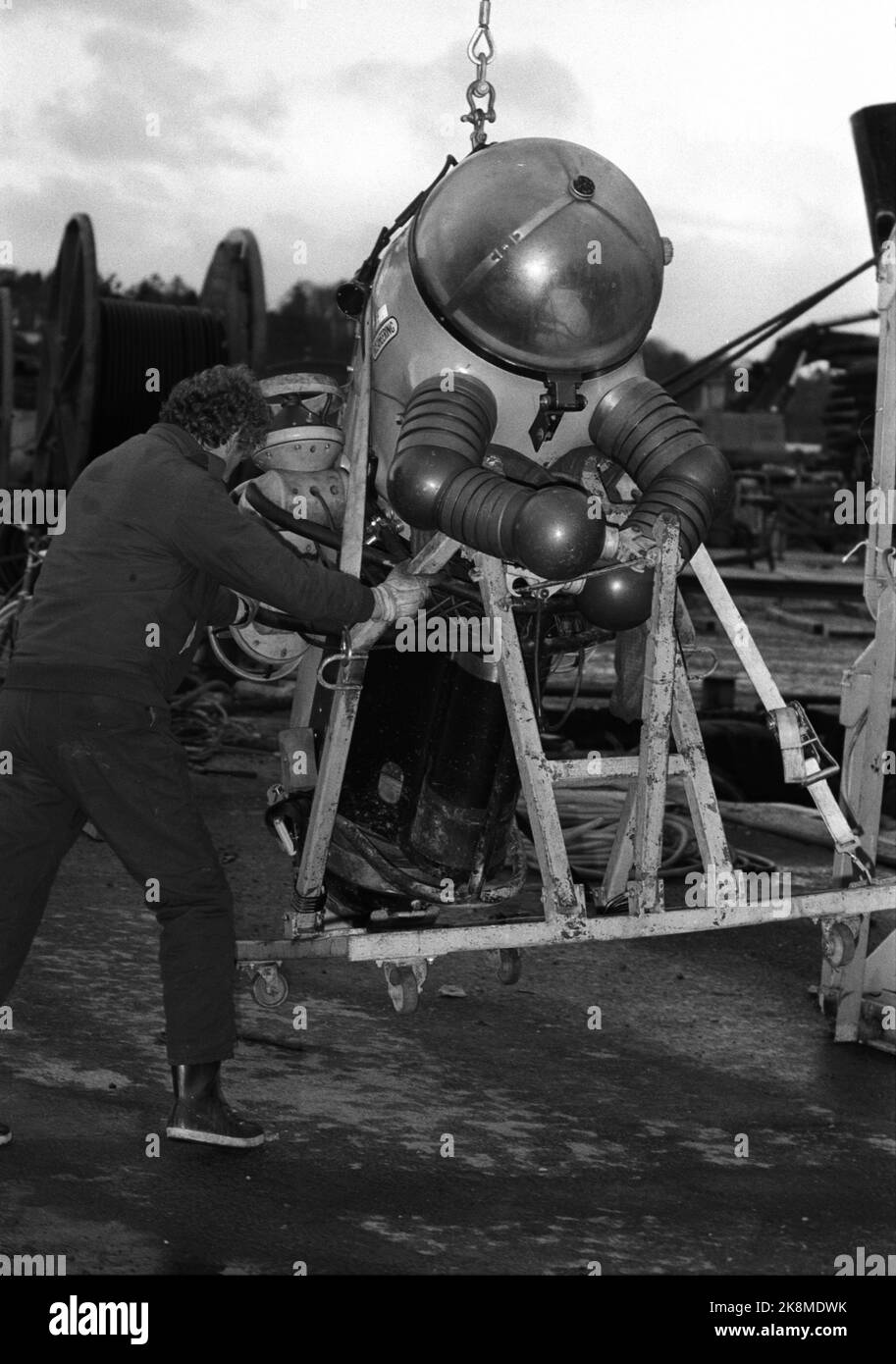 Stavanger 19851106: La nave di cemento Concem si è schiantata durante il lavoro sulla piattaforma Gullfaks B nel Gandsfjord, e 10 persone sono morte. Le tute speciali per immersioni in acque profonde sono scaricate sulla banchina. L'attrezzatura viene prelevata dalla Scozia. Foto: Hans due / NTB / NTB Foto Stock