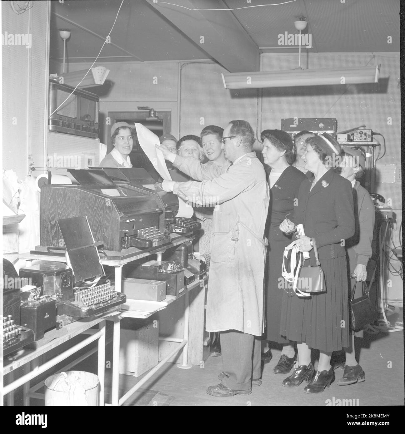 Oslo 19570122. La Housewife Association visita NTB - qui nel reparto di notizie. .. Foto: NTB/SV. - L'immagine non è la banda fotografica - Foto Stock