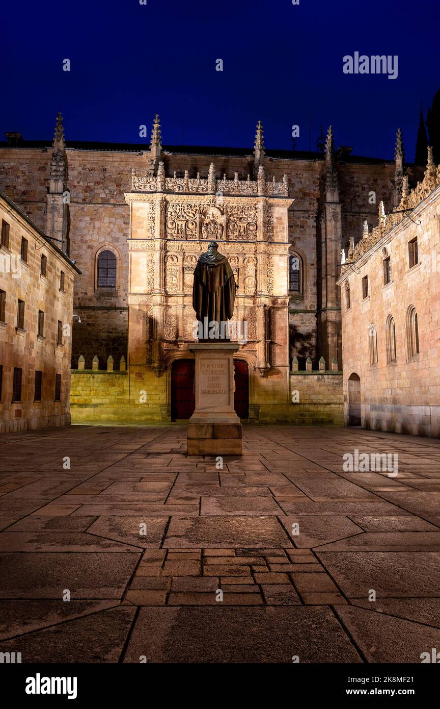 La facciata della University e la statua di Fray Luis de Leon a Salamanca (Castiglia e Leon, Spagna) Foto Stock