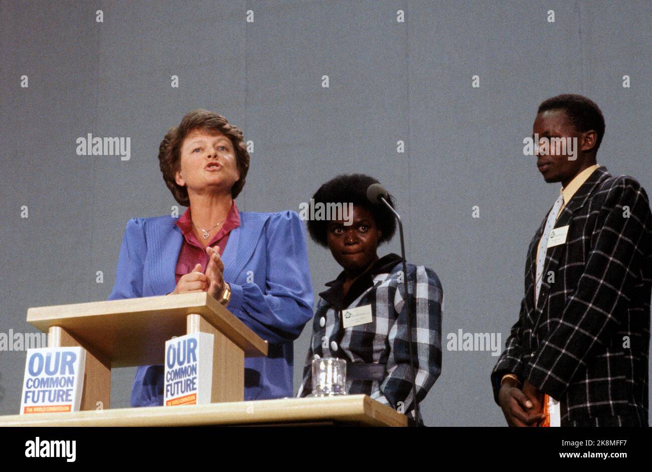 Londra, Regno Unito 19870427. Il primo ministro Gro Harlem Brundtland presenta la relazione ambientale "il nostro futuro comune” della Commissione Brundtland per l'ambiente e lo sviluppo. .. Foto Henrik Laurvik / NTB Foto Stock