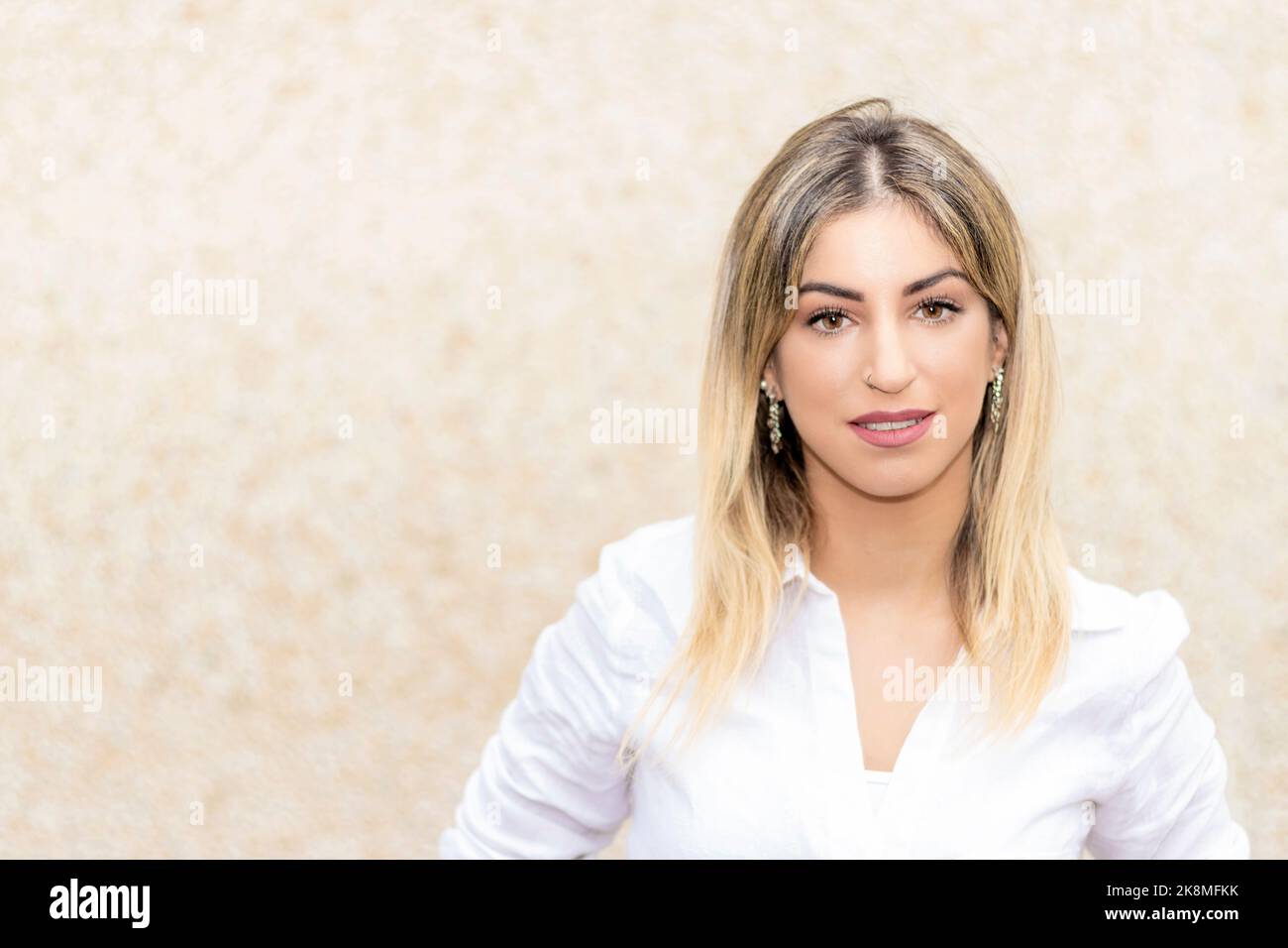 ritratto di giovane donna d'affari bionda Foto Stock