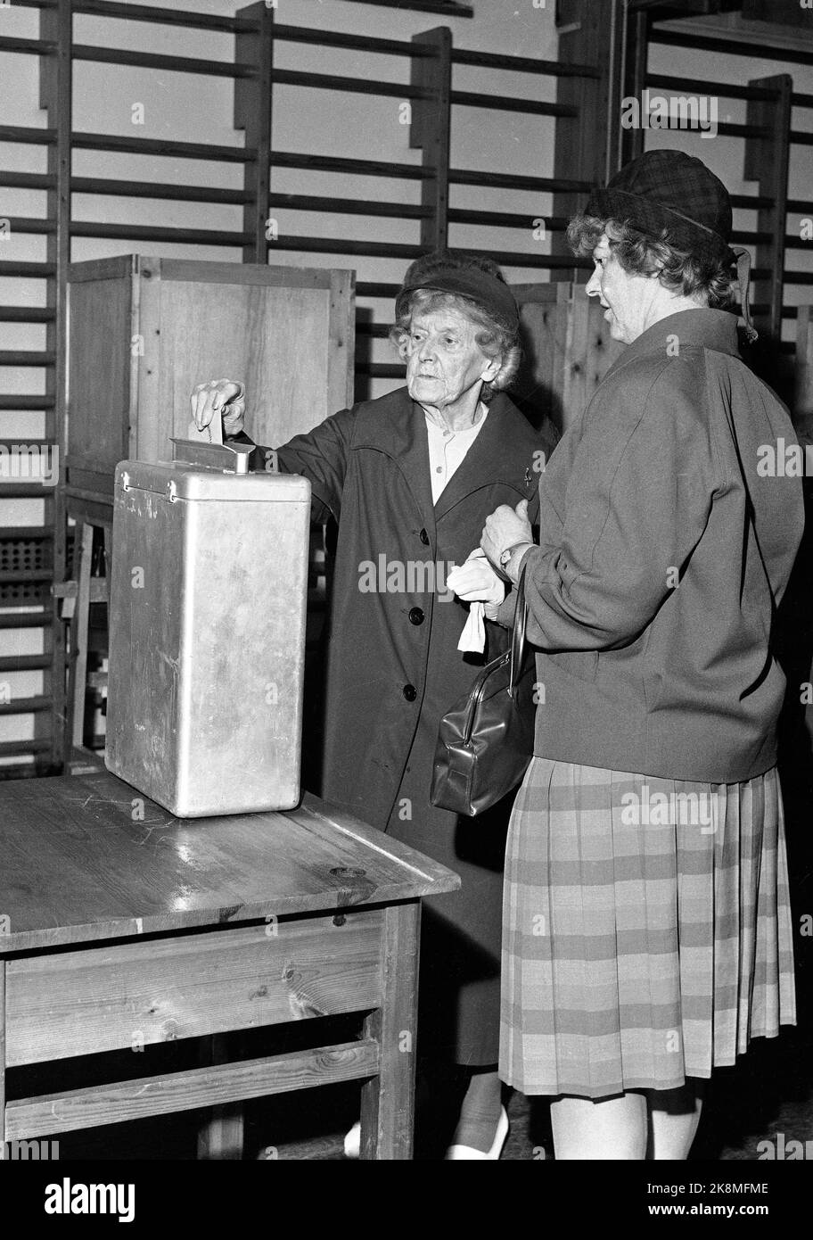 Oslo 19630923 elezioni comunali 1963. Donna anziana che lancia il voto. Foto: NTB / NTB Foto Stock