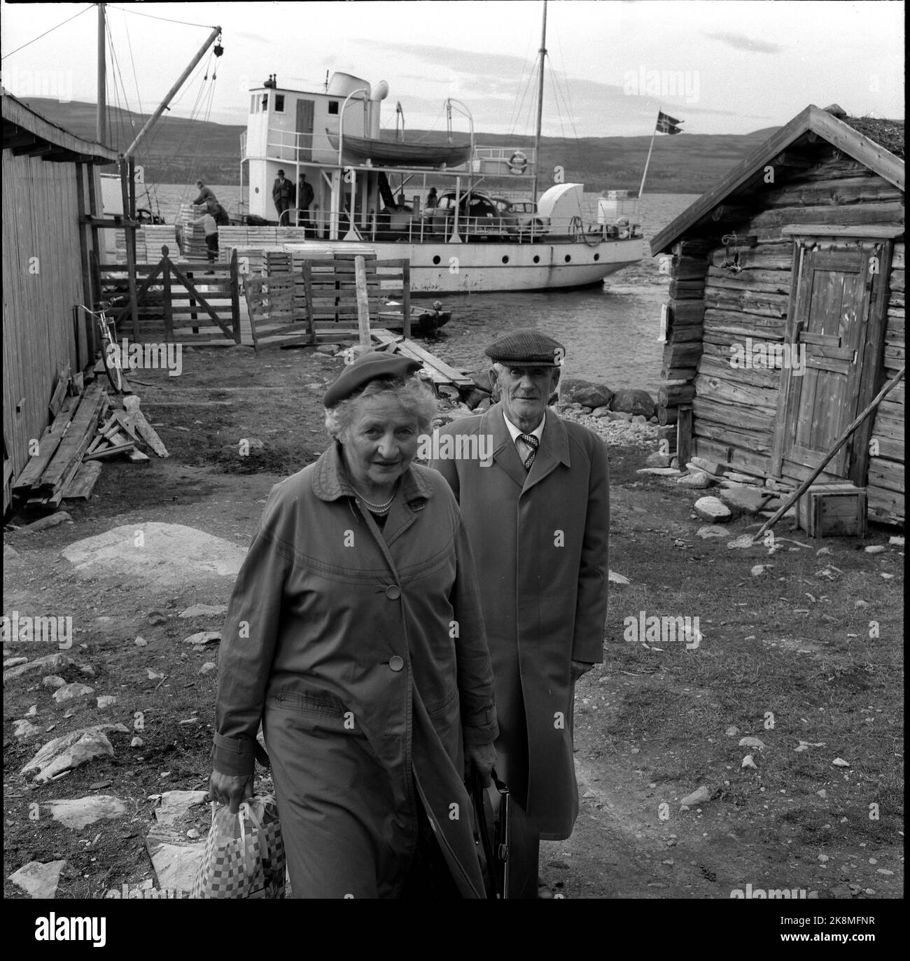 Femunden 15.09.1962 Fæmund II - ex nave a vapore - ricostruita per il funzionamento diesel nel 1958, corre su un percorso su Femunden fintanto che il lago è privo di ghiaccio. Per la gioia delle persone a Femundmarka. Haugen. Petra e Ole Haugen sono venuti a Elgå dopo essere stati a Oslo per la prima volta nella loro vita. Foto: Aage Storløkken / corrente / NTB Foto Stock