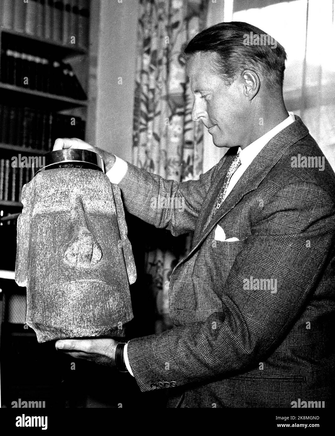 Oslo 19570912. Thor Heyerdahl ha fotografato durante la conferenza stampa sul nuovo libro di Heyerdahl "AKU.aku". Qui lo vediamo con una delle sculture in pietra della spedizione dell'isola di Pasqua. Foto: Jan Stage / Archivio NTB Foto Stock