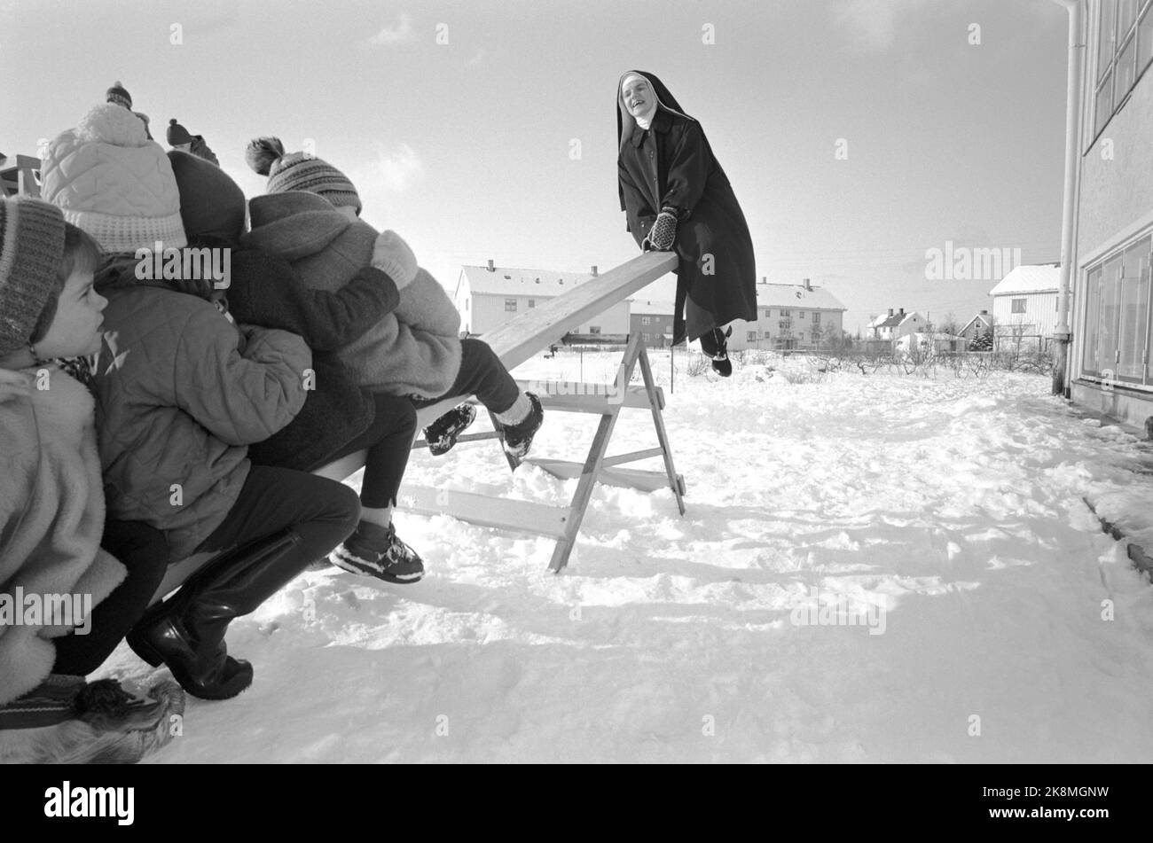 Bodø 1965 le monache cattoliche di St. Sunniva Hemm a Bodø gestiscono asilo, istruzione di judo, teatro amatoriale, balletto e danza pop. I bambini dell'asilo giocano sulla neve con la sorella Prisca. Suor Prisca, Svizzera, ha frequentato la Child Welfare Academy di Oslo. 50 figli sono fidati di lei e delle altre sorelle. Foto: Ivar Aaserud / corrente / NTB Foto Stock
