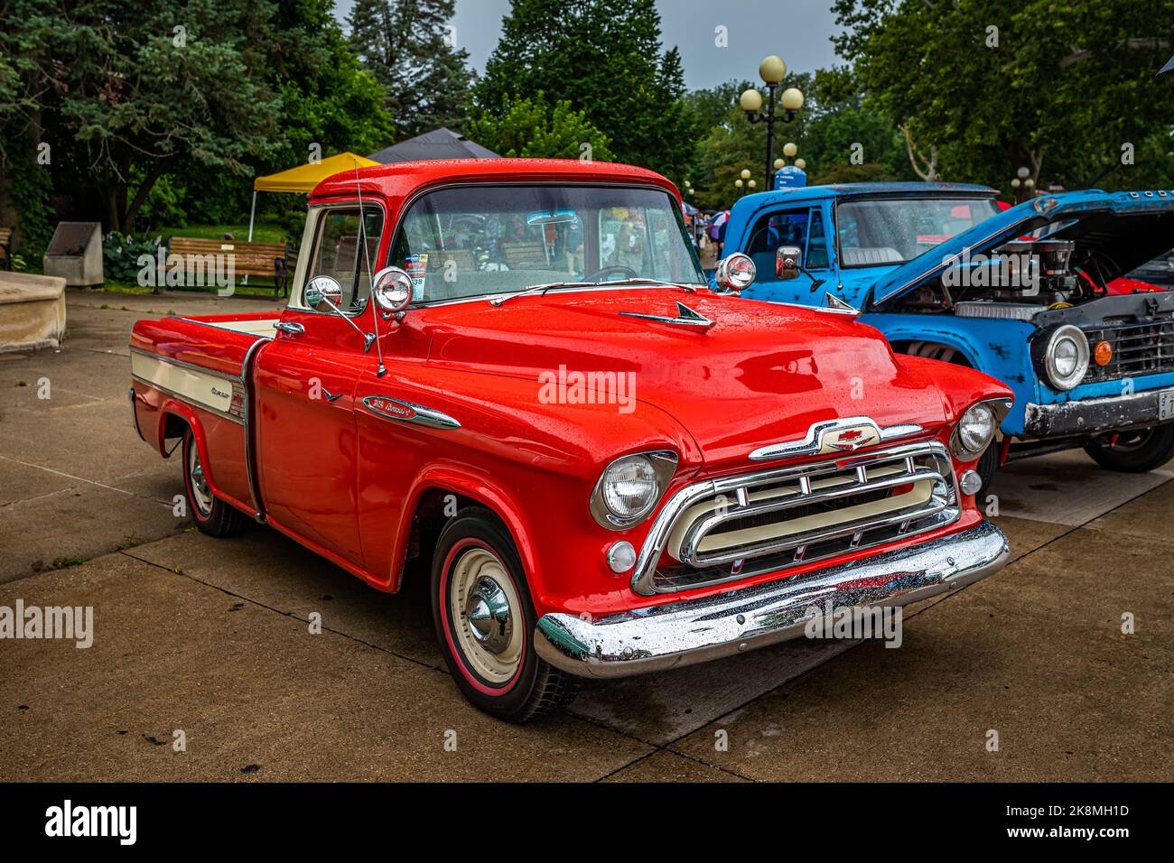 Des Moines, Iowa - 01 luglio 2022: Vista dall'alto dell'angolo anteriore di un camioncino Chevrolet 3124 Cameo Carrier Pickup del 1957 in una fiera automobilistica locale. Foto Stock