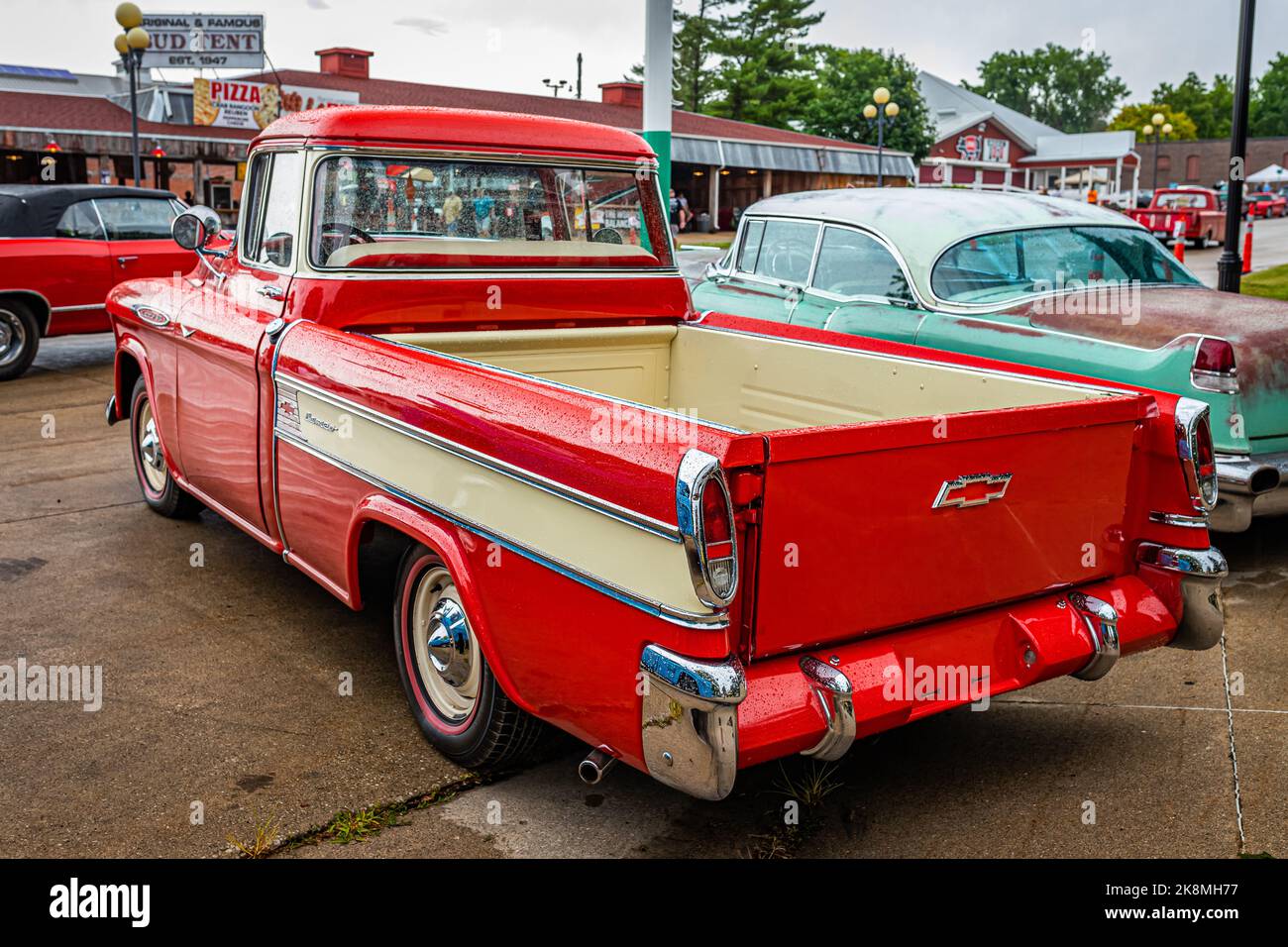 Des Moines, Iowa - 01 luglio 2022: Vista dall'alto dell'angolo posteriore di un camioncino Chevrolet 3124 Cameo Carrier Pickup 1957 in una fiera automobilistica locale. Foto Stock