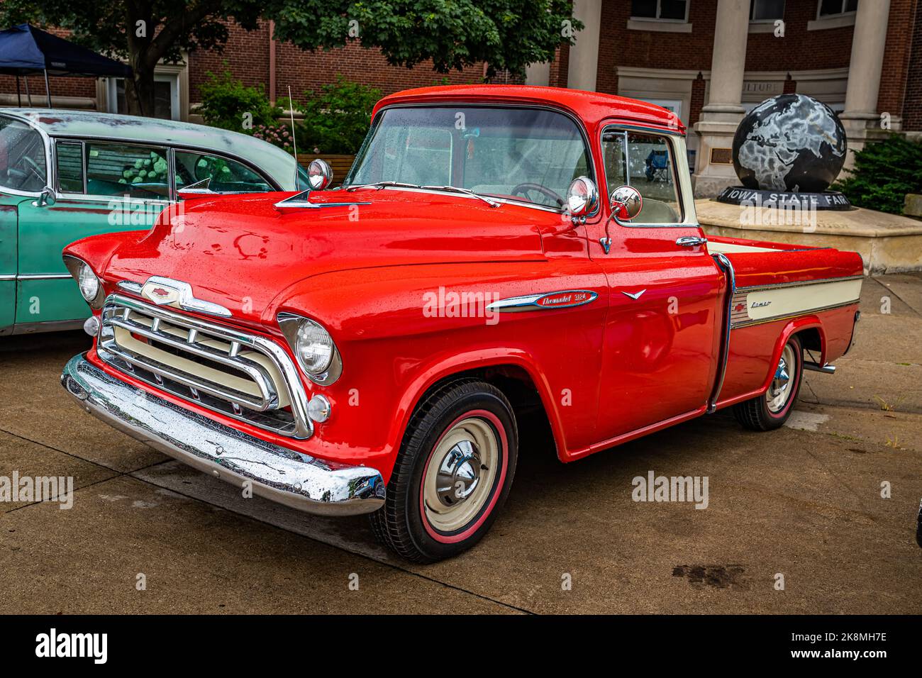 Des Moines, Iowa - 01 luglio 2022: Vista dall'alto dell'angolo anteriore di un camioncino Chevrolet 3124 Cameo Carrier Pickup del 1957 in una fiera automobilistica locale. Foto Stock